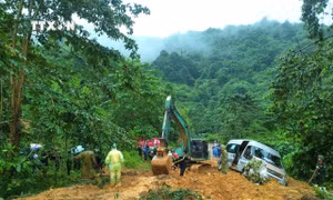 Hà Giang: Sạt lở đất vùi lấp ô tô khách, 8 người chết, 4 người bị thương