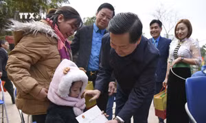 Phó Thủ tướng Chính phủ Lê Minh Khái thăm, tặng quà Tết tại Điện Biên