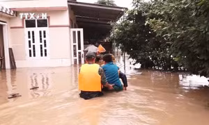 Nhiều nơi ở Quảng Ngãi bị ngập sâu, chia cắt do nước lũ dâng cao