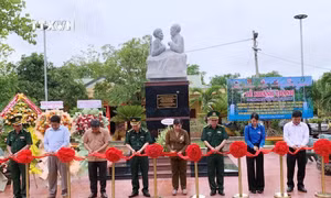 Khánh thành Tượng đài “Bác Hồ với chiến sĩ Biên phòng” ở vùng biên Đắk Lắk