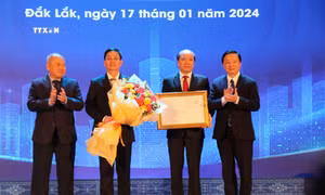 Phó Thủ tướng Chính phủ Trần Hồng Hà trao Quyết định phê duyệt Quy hoạch tỉnh Đắk Lắk thời kỳ 2021 – 2030, tầm nhìn 2050 cho lãnh đạo tỉnh Đắk Lắk. Ảnh: Anh Dũng - TTXVN