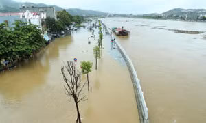 Nước Sông Hồng tiếp tục dâng cao, nhiều khu dân cư tại Lào Cai chìm trong nước lũ