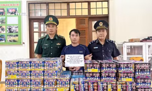 Bắt đối tượng vận chuyển trái phép hơn 100kg pháo hoa nổ qua biên giới