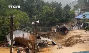 Lũ quét cuốn trôi nhà dân ở huyện miền núi Thanh Hóa
