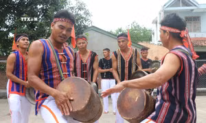Già làng, người có uy tín cùng quản lý du lịch cộng đồng ở nơi “Trống đôi, cồng ba, chiêng năm”
