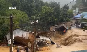 Lũ quét cuốn trôi nhà dân ở huyện miền núi Thanh Hóa