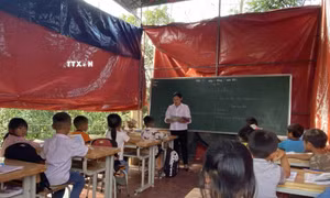 Gần 100 học sinh phải đi học nhờ nhà kho vì trường bị sạt lở