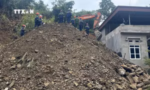 Bắc Kạn: Khẩn trương giải cứu một gia đình bị mắc kẹt do đất đá sạt lở vào nhà
