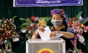 Cử tri các dân tộc tỉnh Yên Bái tin tưởng, mong muốn những ứng cử viên trúng cử sẽ có hoạt động thiết thực, ý nghĩa góp phần thúc đẩy sự phát triển của địa phương. Ảnh: Tuấn Anh - TTXVN