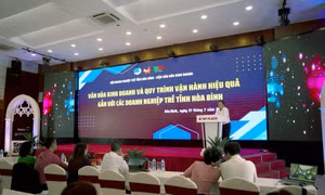 Ông Đỗ Duy Liên, Chủ tịch Hội Doanh nghiệp trẻ tỉnh Hòa Bình phát biểu tại hội thảo. Ảnh: Trọng Đạt - TTXVN