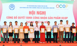 Ông Chu Phú Mỹ, Chánh Văn phòng Điều phối chương trình xây dựng nông thôn mới thành phố Hà Nội trao quyết định công nhận sản phẩm OCOP cho các chủ thể.