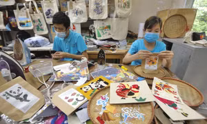 Lấy nguồn nguyên liệu từ vải thừa sau khi cắt may, Vụn Art đã chuyển thể tranh dân gian thành tranh vải.