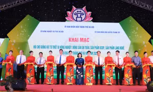Cắt băng khai mạc Hội chợ giống vật tư, thiết bị nông nghiệp, nông sản an toàn, OCOP, sản phẩm làng nghề năm 2023.