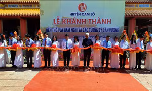 Cắt băng khánh thành Đền thờ vua Hàm Nghi và các tướng sĩ Cần Vương. Ảnh: Hồ Cầu-TTXVN