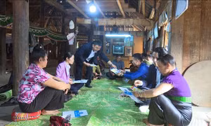Bảo hiểm xã hội huyện Thuận Châu (Sơn La) tuyên truyền về chính sách bảo hiểm đến từng thôn, bản. Ảnh: Hữu Quyết - TTXVN