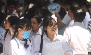 Thí sinh hoàn thành môn thi đầu tiên. Ảnh: Thanh Tùng - TTXVN