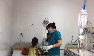 Bệnh nhân trong vụ ngộ độc sắn được điều trị tại Bệnh viện đa khoa vùng Tây Nguyên. Ảnh: TTXVN