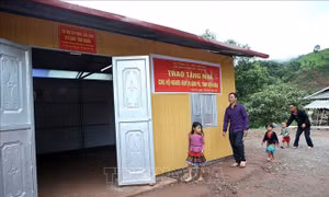 Gia đình anh Giàng A Chu, bản Nậm Thà Là, xã Pa Tần đón nhận ngôi nhà mới. Ảnh: Phan Tuấn Anh - TTXVN