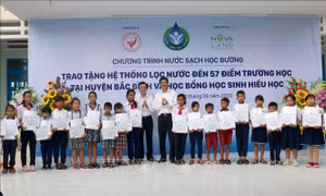 Trao học bổng STF Phạm Phú Thứ cho các em học sinh Trường tiểu học Chợ Lầu 1, huyện Bắc Bình. Ảnh: Nguyễn Thanh - TTXVN