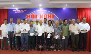 Ban dân tộc tỉnh Phú Yên tặng quà cho người có uy tín. Ảnh: Phạm Cường-TTXVN