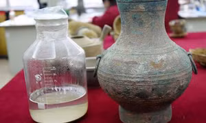 Trung Quốc: Phát hiện lọ đồng 2.000 năm đựng chất lỏng lạ