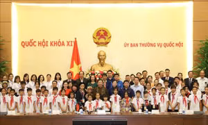 Phó Chủ tịch Thường trực Quốc hội Tòng Thị Phóng gặp mặt Đoàn học sinh mồ côi, khuyết tật tỉnh Thái Nguyên