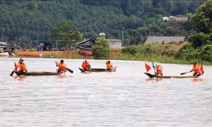 Hội đua thuyền độc mộc trên dòng Pô Cô