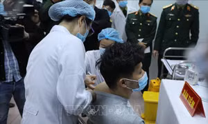 Việt Nam tiêm thử nghiệm vaccine ngừa COVID-19 Nano Covax cho người tình nguyện
