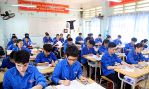 Học sinh lớp 12, Trường PTDT Nội trú tỉnh Lào Cai ôn thi trong những ngày nắng nóng. Ảnh: baolaocai.vn