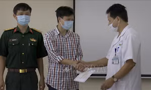Bệnh nhân 587 được công bố khỏi bệnh và xuất viện. Ảnh: Thanh Hải - TTXVN