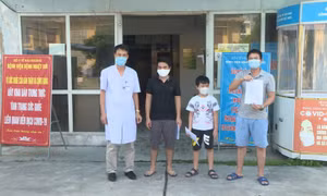 Ba bệnh nhân được công bố khỏi bệnh sáng 30/9. Ảnh: TTXVN