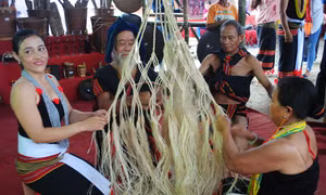 Người già, thanh niên, phụ nữ Cadong ai cũng có thể đan võng từ cây sari