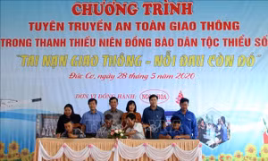 Đại diện Già làng, đoàn thanh niên, chính quyền địa phương ký cam kết tuyên truyền và thực hiện an toàn giao thông. Ảnh: Hồng Điệp - TTXVN