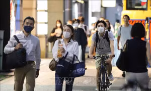 Người dân đeo khẩu trang phòng lây nhiễm COVID-19 tại Tokyo, Nhật Bản, ngày 2/9/2020. Ảnh: THX/ TTXVN