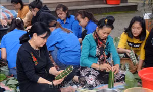 Người dân Sơn La đồng lòng hướng về miền Trung ruột thịt đang bị ảnh hưởng bởi mưa lũ. Ảnh: Quang Quyết-TTXVN