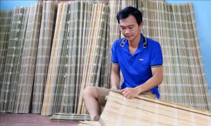 Sau khi dệt xong, mành được cắt phẳng phiu hai đầu để bán ra thị trường. Ảnh: Quân Trang-TTXVN