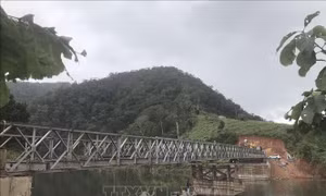 Kon Tum hoàn thành lắp đặt cầu thép nối đường vào xã Đăk Pne