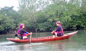 Môi trường sống gắn với sông nước của người Dao ở Ba Chẽ cũng là một đặc điểm tạo sự hấp dẫn, khác biệt cho sản phẩm du lịch nơi đây. Ảnh: baoquangninh.com