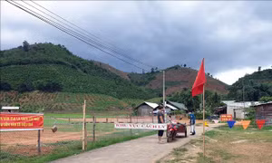 Cổng vào khu vực cách ly tại đội 2, thôn 6, xã Quảng Hòa, huyện Đắk G’Long, tỉnh Đắk Nông, nơi ghi nhận trường hợp tử vong đầu tiên do mắc bệnh bạch hầu. Ảnh: Hưng Thịnh – TTXVN