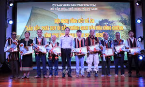 Sở Văn hóa, Thể thao và Du lịch tỉnh Kon Tum khen thưởng cho các tập thể, cá nhân có cống hiến tiêu biểu về bảo tồn, phát huy di sản không gian văn hóa cồng chiêng. Ảnh: Khoa Chương – TTXVN