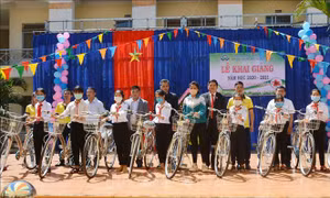 Đoàn ĐBQH tỉnh Đắk Lắk tặng xe đạp cho học sinh dân tộc thiểu số cấp 2 và cấp 3 của xã Cư Êwi (huyện Cư Kuin). Ảnh: Hoài Thu – TTXVN