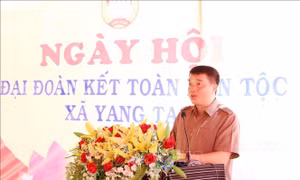 Bí thư Đảng ủy Khối doanh nghiệp Trung ương Y Thanh Hà Niê Kdăm phát biểu tại ngày hội. Ảnh: Hoài Thu – TTXVN.
