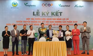 Đại diện Văn phòng Điều phối chương trình xây dựng nông thôn mới thành phố Hà Nội và Vinanutrifood ký kết biên bản hợp tác.