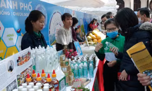 Hà Nội tiếp tục cùng các tỉnh, thành phố đẩy mạnh hoạt động tư vấn, hỗ trợ xây dựng mô hình hợp tác xã sản xuất, kinh doanh gắn với chuỗi giá trị sản phẩm; đồng thời, đẩy mạnh ứng dụng công nghệ thông tin trong hoạt động quảng bá, xúc tiến thương mại, tiê