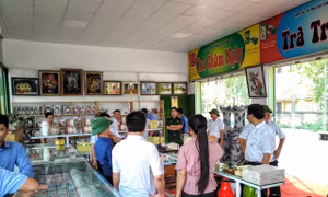 Du lịch cộng đồng ở xã Hồng Vân, huyện Thường Tín (Hà Nội) đã có bước chuyển mới về chất, khách đến đây được tham quan, mua sắm nhiều sản phẩm làng nghề thú vị.