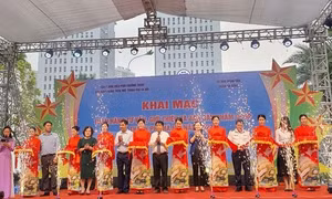 Các đại biểu cắt băng khai mạc Tuần hàng tư vấn, giới thiệu và bán sản phẩm OCOP năm 2022 tại Trung tâm thương mại Mê Linh Plaza, quận Hà Đông (Hà Nội).