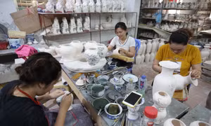 Làng nghề gốm sứ Bát Tràng thuộc xã Bát Tràng, huyện Gia Lâm (Hà Nội) có lịch sử hàng trăm năm tuổi. Những năm gần đây, do ảnh hưởng của dịch bệnh, làng nghề này gặp không ít khó khăn ở khâu đầu ra của sản phẩm.