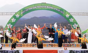Chương trình nghệ thuật đặc sắc "Tiếng gọi mùa hoa sơn tra" tại Lễ khai mạc. Ảnh: baosonla.org.vn
