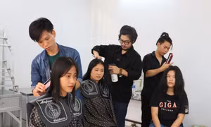 Các tình nguyện viên hiến tóc với hy vọng mang lại niềm vui và động lực tích cực cho bệnh nhân ung thư. Ảnh: Lê Thúy Hằng - TTXVN