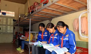 Học sinh Trường Tiểu học và Trung học cơ sở Mường Tè, huyện Vân Hồ (Sơn La) ôn bài ngoài giờ lên lớp. Ảnh: Hữu Quyết - TTXVN